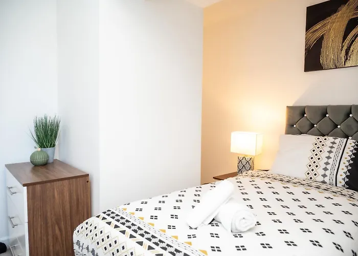 Corporate-Friendly 2Br Apartment In Leeds, Near Kirkstall Shopping Centre