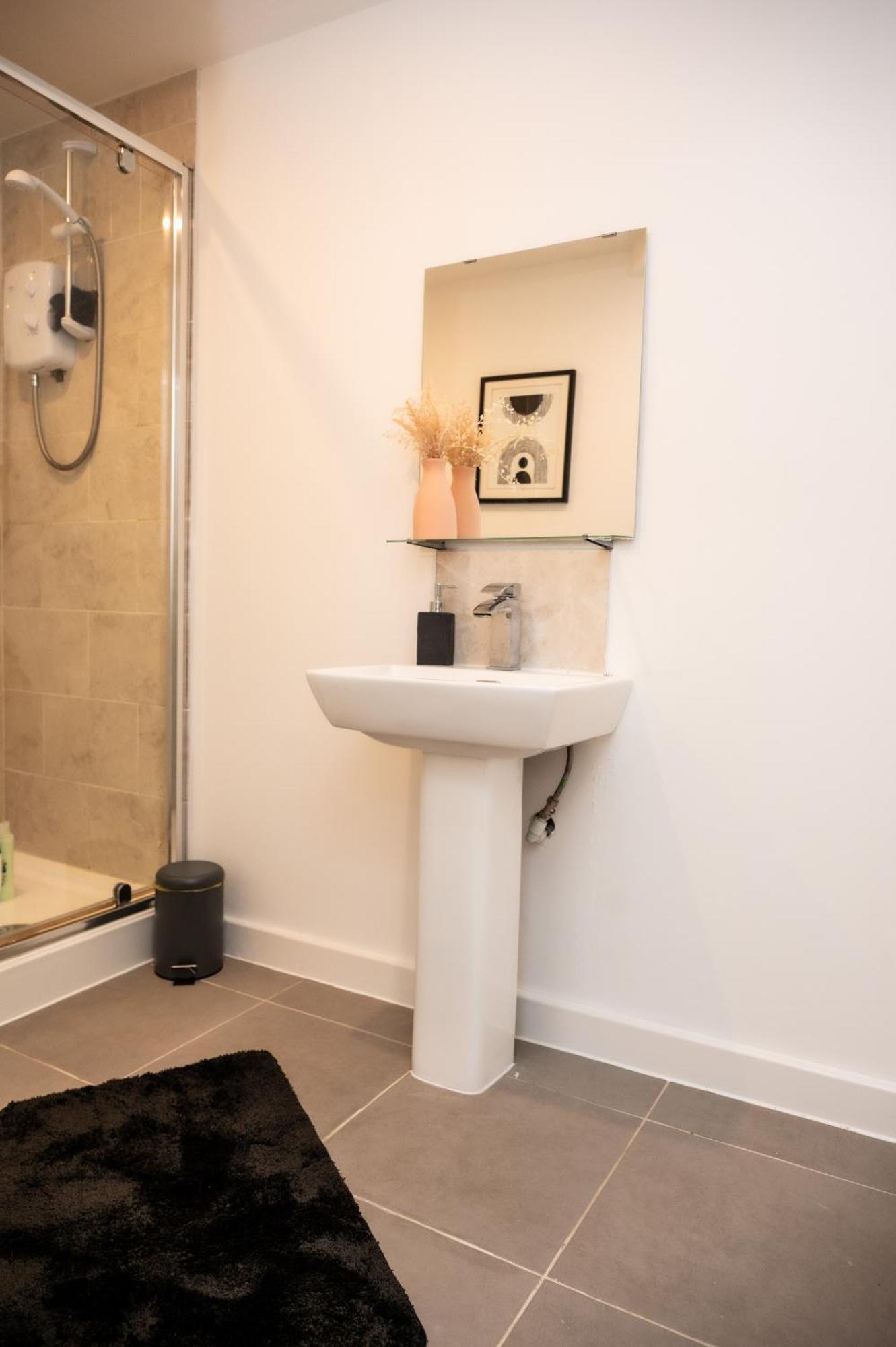 Corporate-friendly 2br In Leeds, Near Kirkstall Shopping Centre Apartamento